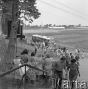 13.07.1975, Warszawa, Polska.
Warszawiacy przyjeżdżający do Powsina.
Fot. Jarosław Tarań, zbiory Ośrodka KARTA [75-300]
 
