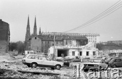 16.04.1975, Warszawa - Praga, Polska.
Rozbiórki w rejonie portu Praskiego, w tle kościół św. Floriana.
Fot. Jarosław Tarań, zbiory Ośrodka KARTA [75-208]
 
