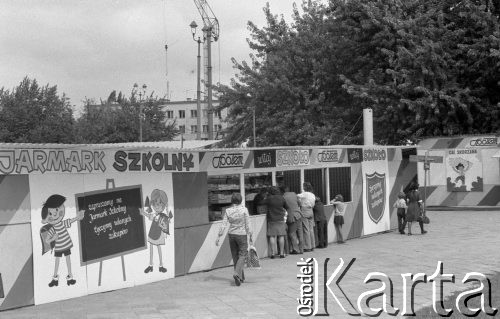 29.07.1975, Warszawa, Polska.
Ulica Marchlewskiego, kiermasz szkolny.
Fot. Jarosław Tarań, zbiory Ośrodka KARTA [75-225]
 
