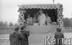4.05.1975, Warszawa, Polska.
Stoisko z artykułami spożywczymi dla osób biorących udział w czynie partyjnym.
Fot. Jarosław Tarań, zbiory Ośrodka KARTA [75-201]
 
