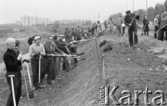 4.05.1975, Warszawa, Polska.
Czyn partyjny, porządkowanie pobocza drogi.
Fot. Jarosław Tarań, zbiory Ośrodka KARTA [75-201]
 
