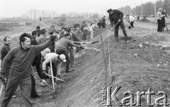 4.05.1975, Warszawa, Polska.
Czyn partyjny, porządkowanie pobocza drogi.
Fot. Jarosław Tarań, zbiory Ośrodka KARTA [75-201]
 

