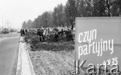 4.05.1975, Warszawa, Polska.
Czyn partyjny, porządkowanie pobocza drogi.
Fot. Jarosław Tarań, zbiory Ośrodka KARTA [75-201]
 
