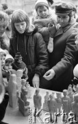 6.04.1975, Warszawa, Polska.
Kiermasz wyrobów ludowych, drewniane figurki.
Fot. Jarosław Tarań, zbiory Ośrodka KARTA [75-231]
 
