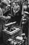 6.04.1975, Warszawa, Polska.
Pokazy rzemiosł, kowal przy pracy.
Fot. Jarosław Tarań, zbiory Ośrodka KARTA [75-231]
 
