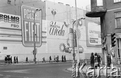 12.02.1975, Warszawa - Praga, Polska.
Reklamy zakładów przemysłowych - Fabryki Samochodów Osobowych, Polleny i UNITRY na ścianie kamienicy.
Fot. Jarosław Tarań, zbiory Ośrodka KARTA [75-230]
 
