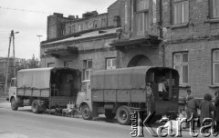 29.07.1975, Warszawa, Polska.
Ulica Złota, przeprowadzka rodzin z domu przeznaczonego do wyburzenia.
Fot. Jarosław Tarań, zbiory Ośrodka KARTA [75-225]
 
