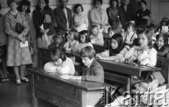 5.06.1975, Warszawa, Polska.
Szkoła podstawowa im. Stanisława Dubois, zakończenie roku szkolnego, świadectwa dla pierwszoklasistów.
Fot. Jarosław Tarań, zbiory Ośrodka KARTA [75-192]
 
