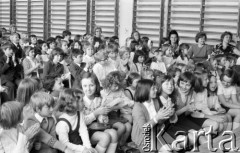 5.06.1975, Warszawa, Polska.
Szkoła podstawowa im. Stanisława Dubois, zakończenie roku szkolnego, świadectwa dla pierwszoklasistów, występy w sali gimnastycznej, widownia.
Fot. Jarosław Tarań, zbiory Ośrodka KARTA [75-192]
 
