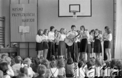 5.06.1975, Warszawa, Polska.
Szkoła podstawowa im. Stanisława Dubois, zakończenie roku szkolnego, świadectwa dla pierwszoklasistów, występy w sali gimnastycznej, napis: 