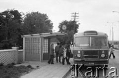 2.06.1975, Płock, Polska
Autobus z Gostynina do Płocka na przystanku autobusowym.
Fot. Jarosław Tarań, zbiory Ośrodka KARTA [75-170]
 
