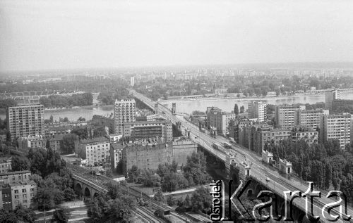 6.08.1975, Warszawa - Powiśle, Polska.
Panorama miasta, widok Mostu Poniatowskiego, w tle Wisła i Praga.
Fot. Jarosław Tarań, zbiory Ośrodka KARTA [75-169]
 
