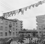23.05.1975, Ostrów Mazowiecka, Polska
Osiedle mieszkaniowe, pranie suszące się na sznurku między blokami.
Fot. Jarosław Tarań, zbiory Ośrodka KARTA [75-168]
 
