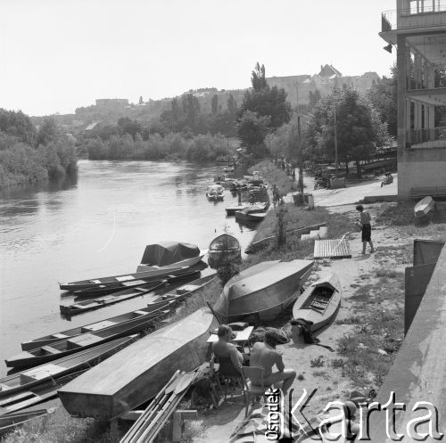 31.08.1975, Łomża, Polska
Przystań nad Narwią.
Fot. Jarosław Tarań, zbiory Ośrodka KARTA [75-163]
 
