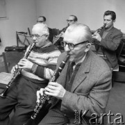 1975, Polska
Próba amatorskiej orkiestry dętej.
Fot. Jarosław Tarań, zbiory Ośrodka KARTA [75-172]
 
