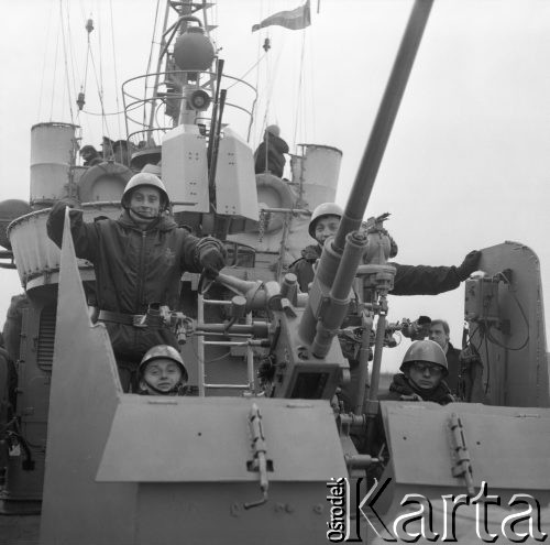 17.04.1975, Polska
Żołnierze Wojskowej Ochrony Wybrzeża.
Fot. Jarosław Tarań, zbiory Ośrodka KARTA [75-274]
 
