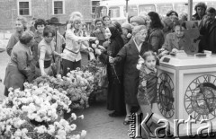 5.06.1975, Warszawa, Polska.
Kwiaty z Wrocławia dla Zamku Królewskiego, skarbonka na Placu Zamkowym.
Fot. Jarosław Tarań, zbiory Ośrodka KARTA [75-192]
 
