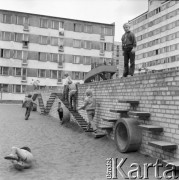 2.06.1975, Warszawa, Polska.
Dzieci bawiące się na placu zabaw, w tle bloki.
Fot. Jarosław Tarań, zbiory Ośrodka KARTA [75-171]
 

