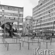 2.06.1975, Warszawa, Polska.
Dzieci bawiące się na placu zabaw, w tle bloki.
Fot. Jarosław Tarań, zbiory Ośrodka KARTA [75-171]
 
