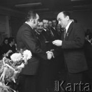 9.04.1975, Warszawa, Polska.
Józef Kępa, I Sekretarz Warszawskiego Okręgu Partyjnego, wręcza legitymacje nowym członkom partii.
Fot. Jarosław Tarań, zbiory Ośrodka KARTA [75-187]
 
