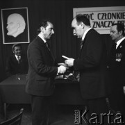 9.04.1975, Warszawa, Polska.
Józef Kępa, I Sekretarz Warszawskiego Okręgu Partyjnego, wręcza legitymacje nowym członkom partii, na ścianie wisi portret Lenina.
Fot. Jarosław Tarań, zbiory Ośrodka KARTA [75-187]
 
