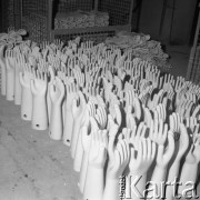 5.12.1975, Polska
Fabryka Porcelany Sanitarnej, porcelanowe ręce dla manekinów.
Fot. Jarosław Tarań, zbiory Ośrodka KARTA [75-212]
 
