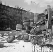 24.10.1975, Warszawa, Polska.
Wypadek drogowy przy Pomniku Lotnika.
Fot. Jarosław Tarań, zbiory Ośrodka KARTA [75-217]
 
