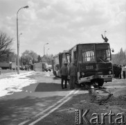 24.10.1975, Warszawa, Polska.
Wypadek drogowy przy Pomniku Lotnika, zderzenie autobusu linii 175 i ciężarówki.
Fot. Jarosław Tarań, zbiory Ośrodka KARTA [75-217]
 
