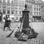 3.01.1975, Warszawa, Polska.
Rynek Starego Miasta, miotły przy pompie.
Fot. Jarosław Tarań, zbiory Ośrodka KARTA [70-305]
 
