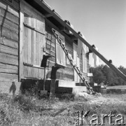 Sierpień 1975, Sajenek k/Augustowa, Polska
Drewniany dom, suszące się buty i pościel.
Fot. Jarosław Tarań, zbiory Ośrodka KARTA [75-239]
 
