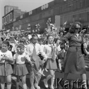 1.05.1975, Warszawa, Polska.
Dzieci w pochodzie pierwszomajowym.
Fot. Jarosław Tarań, zbiory Ośrodka KARTA [70-320]
 
