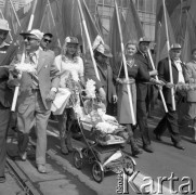 1.05.1975, Warszawa, Polska.
Uczestnicy pochodu pierwszomajowego ze sztandarami i kobieta z dzieckiem w wózku.
Fot. Jarosław Tarań, zbiory Ośrodka KARTA [70-319]
 
