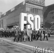 1.05.1975, Warszawa, Polska.
Pracownicy FSO w pochodzie pierwszomajowym.
Fot. Jarosław Tarań, zbiory Ośrodka KARTA [70-319]
 
