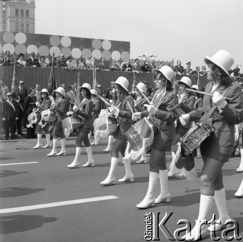 1.05.1975, Warszawa, Polska.
Uczestnicy pochodu pierwszomajowego, żeńska orkiestra, w tle trybuna honorowa.
Fot. Jarosław Tarań, zbiory Ośrodka KARTA [70-319]
 
