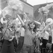 1.05.1975, Warszawa, Polska.
Uczestnicy pochodu pierwszomajowego, dziewczyny z papierowymi kwiatami.
Fot. Jarosław Tarań, zbiory Ośrodka KARTA [70-319]
 
