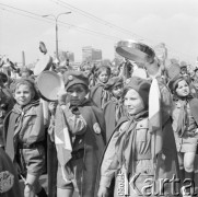 1.05.1975, Warszawa, Polska.
Uczestnicy pochodu pierwszomajowego, zuchy.
Fot. Jarosław Tarań, zbiory Ośrodka KARTA [70-318]
 
