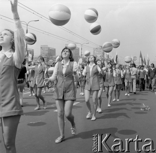 1.05.1975, Warszawa, Polska.
Uczestnicy pochodu pierwszomajowego, dziewczyny z piłkami.
Fot. Jarosław Tarań, zbiory Ośrodka KARTA [70-320]
 

