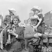 1.05.1975, Warszawa, Polska.
Uczestnicy pochodu pierwszomajowego, dwaj mężczyźni z dziećmi.
Fot. Jarosław Tarań, zbiory Ośrodka KARTA [70-318]
 
