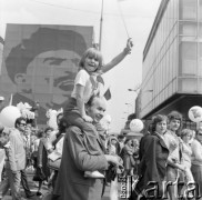1.05.1975, Warszawa, Polska.
Uczestnicy pochodu pierwszomajowego, mężczyzna z dzieckiem na ramionach, w tle portret Włodzimierza Lenina.
Fot. Jarosław Tarań, zbiory Ośrodka KARTA [70-318]
 
