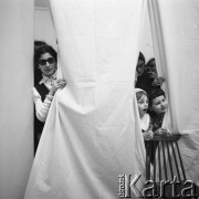 29.01.1975, Warszawa, Polska.
Muzeum Narodowe, oprawianie w nową ramę obrazu 