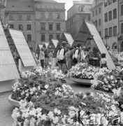 12.07.1975, Warszawa, Polska.
Festyn ludowy na Rynku Starego Miasta.
Fot. Jarosław Tarań, zbiory Ośrodka KARTA [75-309]
 
