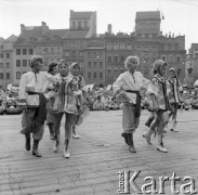 12.07.1975, Warszawa, Polska.
Festyn ludowy na Rynku Starego Miasta, występ zespołu dziecięcego.
Fot. Jarosław Tarań, zbiory Ośrodka KARTA [75-309]
 
