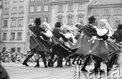 Marzec 1975, Warszawa, Polska.
Występy zespołów ludowych na Rynku Starego Miasta.
Fot. Jarosław Tarań, zbiory Ośrodka KARTA [75-284]
 
