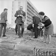 30.09.1975, Warszawa - Żoliborz, Polska.
Czyn partyjny na osiedlu mieszkaniowym w rejonie Kępy Potockiej, Edward Gierek.
Fot. Jarosław Tarań, zbiory Ośrodka KARTA [75-272]
 
