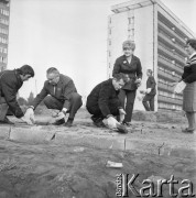 30.09.1975, Warszawa - Żoliborz, Polska.
Czyn partyjny na osiedlu mieszkaniowym w rejonie Kępy Potockiej, Edward Gierek z małżonką Stanisławą.
Fot. Jarosław Tarań, zbiory Ośrodka KARTA [75-272]
 
