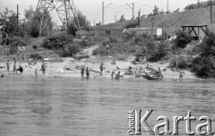 19.07.1975, Warszawa - Praga, Polska
Port Praski, plażowicze.
Fot. Jarosław Tarań, zbiory Ośrodka KARTA [75-310]
 
