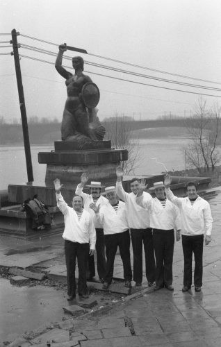 19.11.1976, Warszawa, Polska.
Weneccy gondolierzy koło pomnika Syrenki.
Fot. Jarosław Tarań, zbiory Ośrodka KARTA [76-162]

