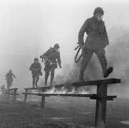 25.02.1976, Polska.
Żołnierze Wyższej Szkoły Oficerskiej Wojsk Zmotoryzowanych z Wrocławia na poligonie.
Fot. Jarosław Tarań, zbiory Ośrodka KARTA [76-177]


