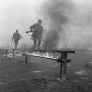 25.02.1976, Polska.
Żołnierze Wyższej Szkoły Oficerskiej Wojsk Zmotoryzowanych z Wrocławia na poligonie.
Fot. Jarosław Tarań, zbiory Ośrodka KARTA [76-177]

