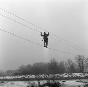 25.02.1976, Polska
Żołnierze Wyższej Szkoły Oficerskiej Wojsk Zmotoryzowanych z Wrocławia na poligonie.
Fot. Jarosław Tarań, zbiory Ośrodka KARTA [76-177]

